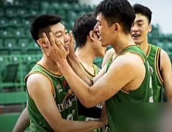 俱乐部把全明星扣篮赛的C位都喂到嘴边了，余泽晨转头就递了离队申请，这球还怎么打？