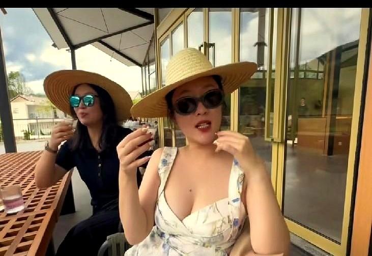 45岁的霍思燕状态火上热搜，这哪像俩娃的妈？

就前阵子那组沙滩照，穿着白上衣牛