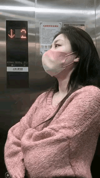 有个朋友问，要怎样跟电梯里偶遇的美女搭话才显得自然不尴尬呢？求帮忙，在线急等，过