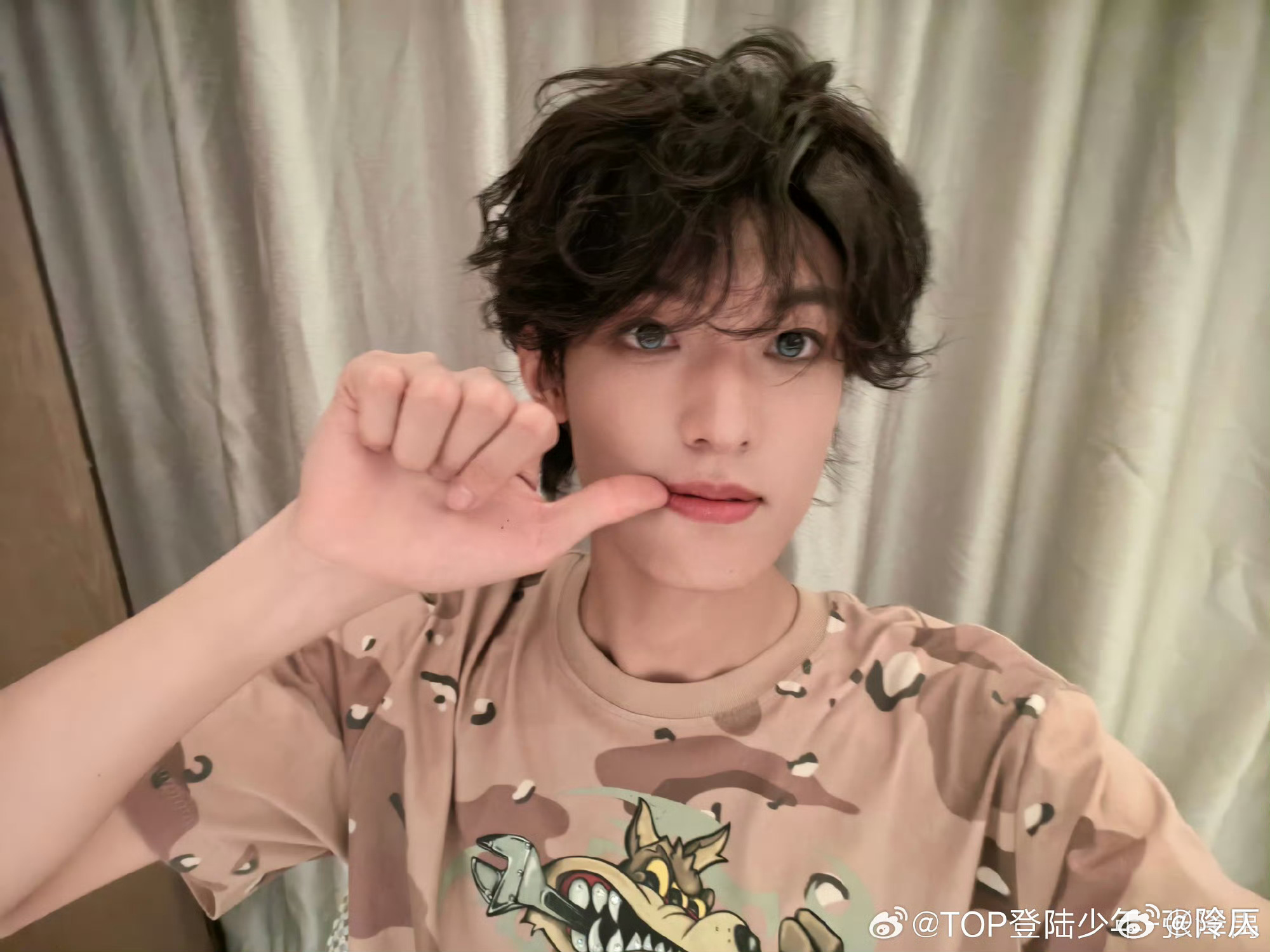 这个小宝子只要发现宝丝喜欢什么他就会一直做！！！咬手指n.0来咯~​​​