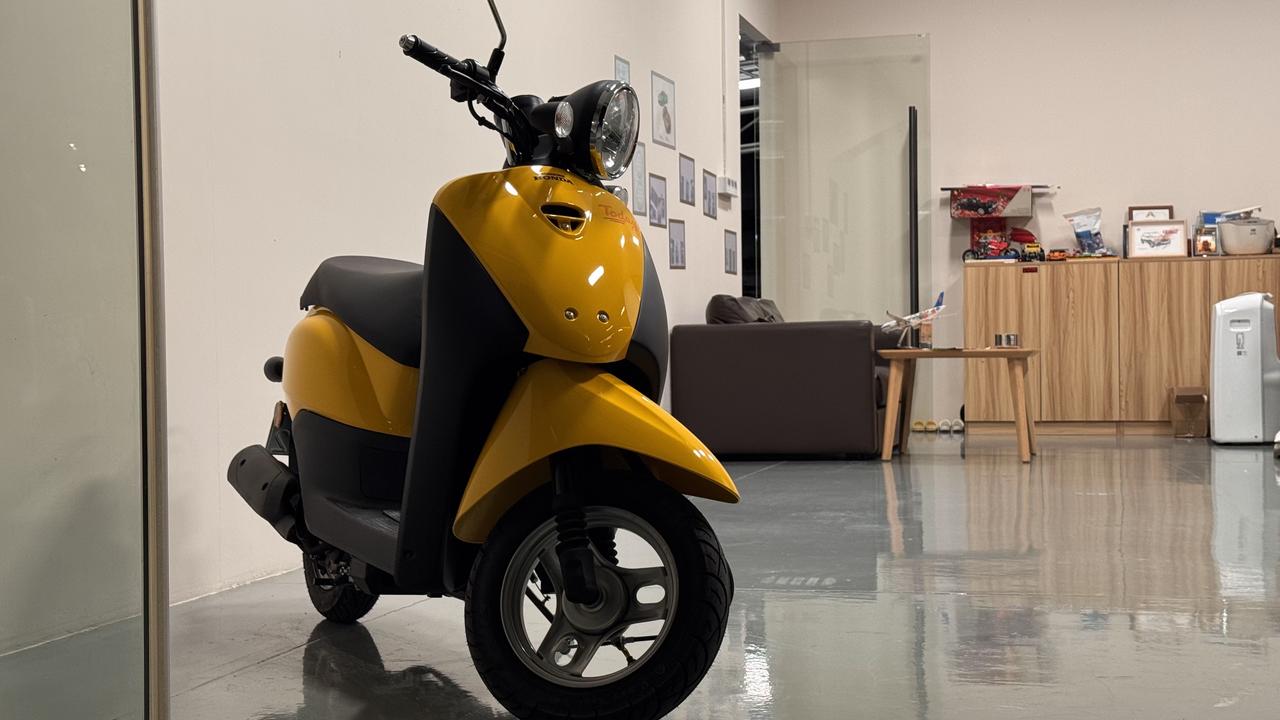 我觉得这台小踏板买得最满足
汽油车，有路权，一个人开着很轻松
完全没有负担，也不