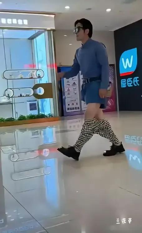 这是什么时尚？请大家言说言说。
不觉得有所拖拉吗？一个男人，这么矜持着走路，不觉