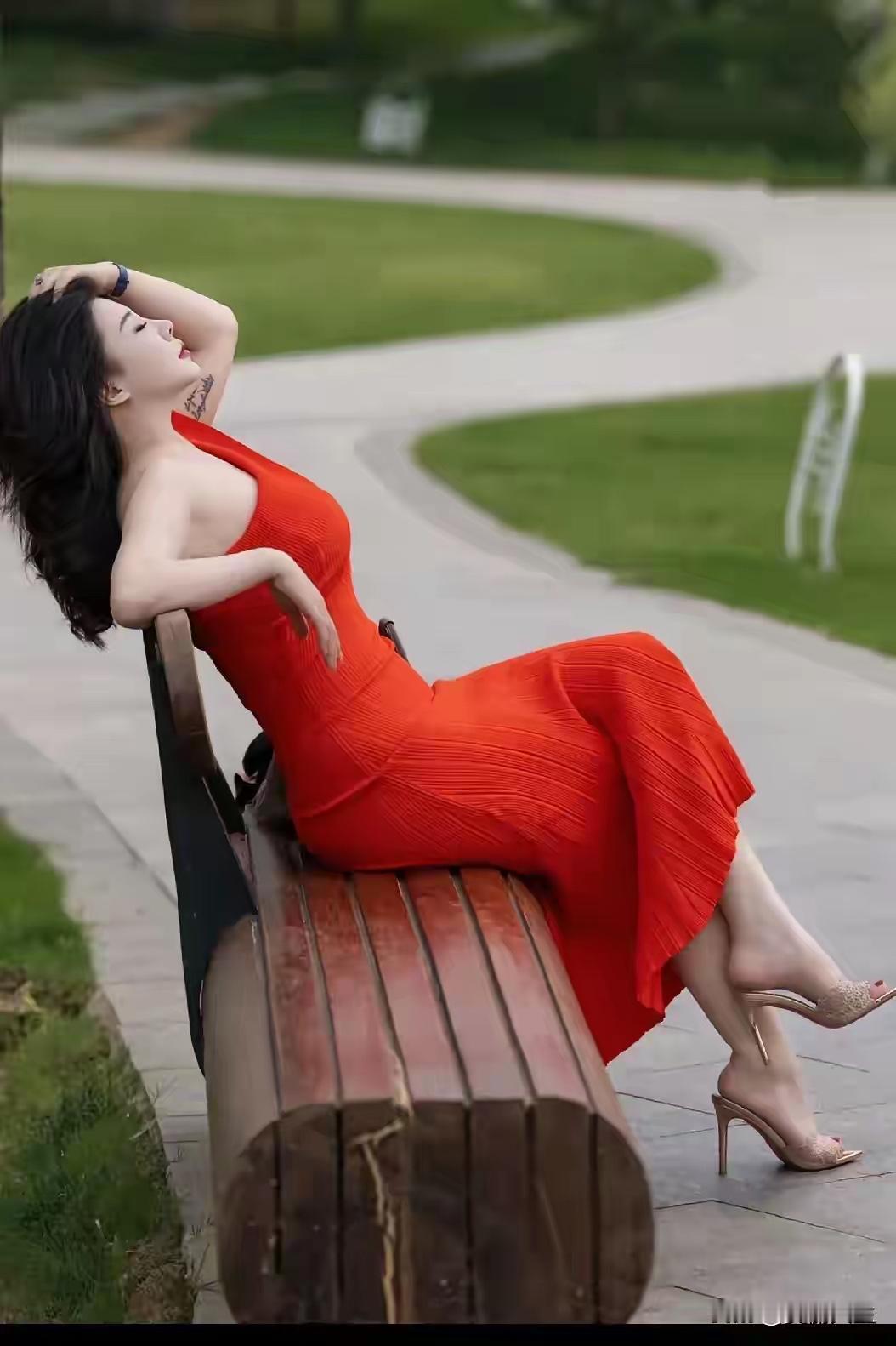 红衣美女外景拍摄花絮