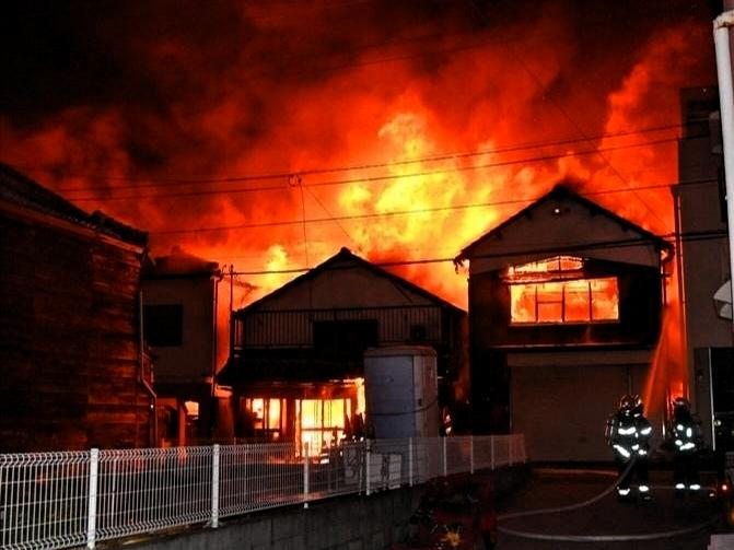 日本政坛刚在国际上“火”了一把。女首相争议四起。

这把虚火还没熄灭。日本大分市