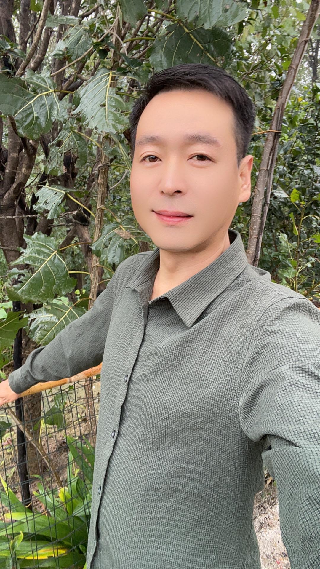 生活的意义，是领悟与把握，人生的取舍，是承担和放下，生活没有退路，坚强...
