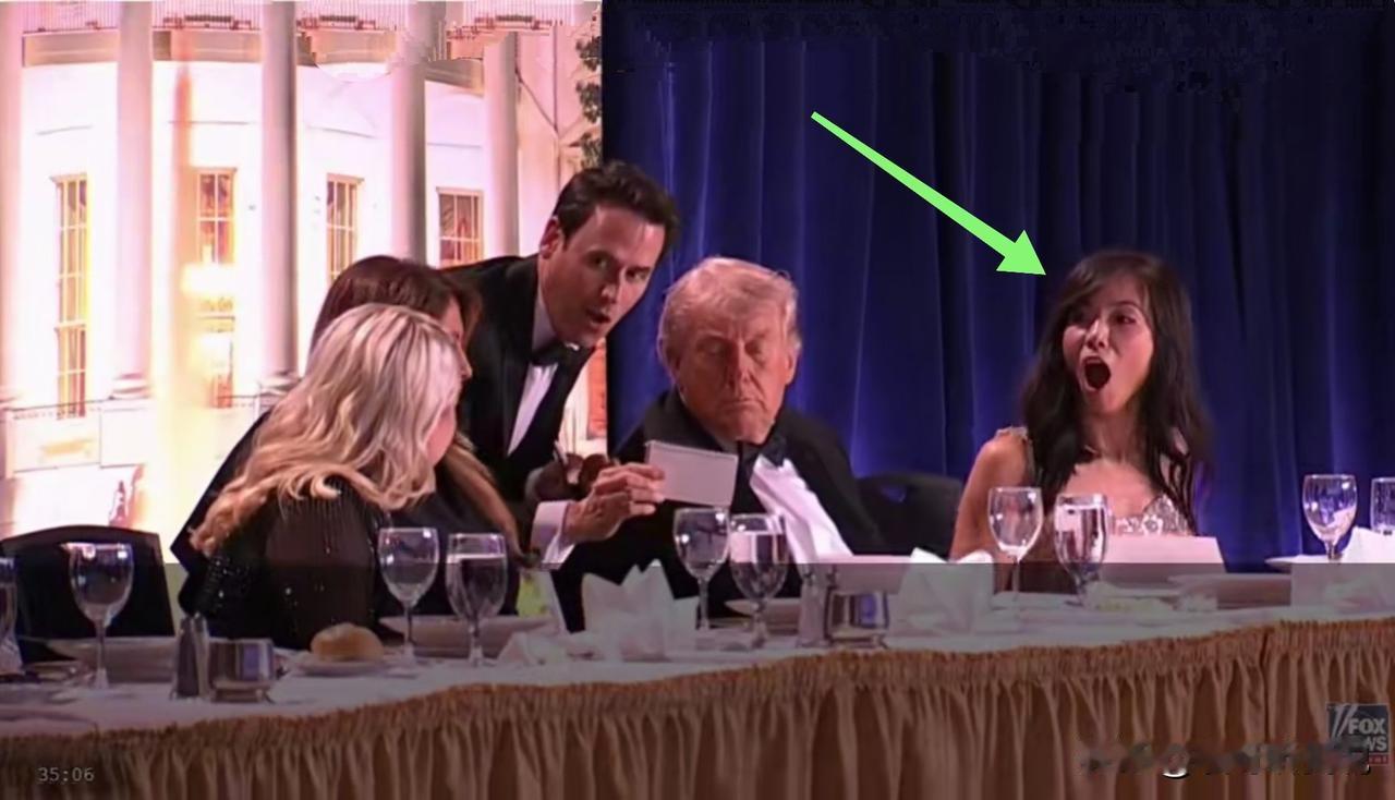 晚宴开始前，白宫记者协会主席蒋为佳还和特朗普坐一起，显得特别开心，特风光，时不时