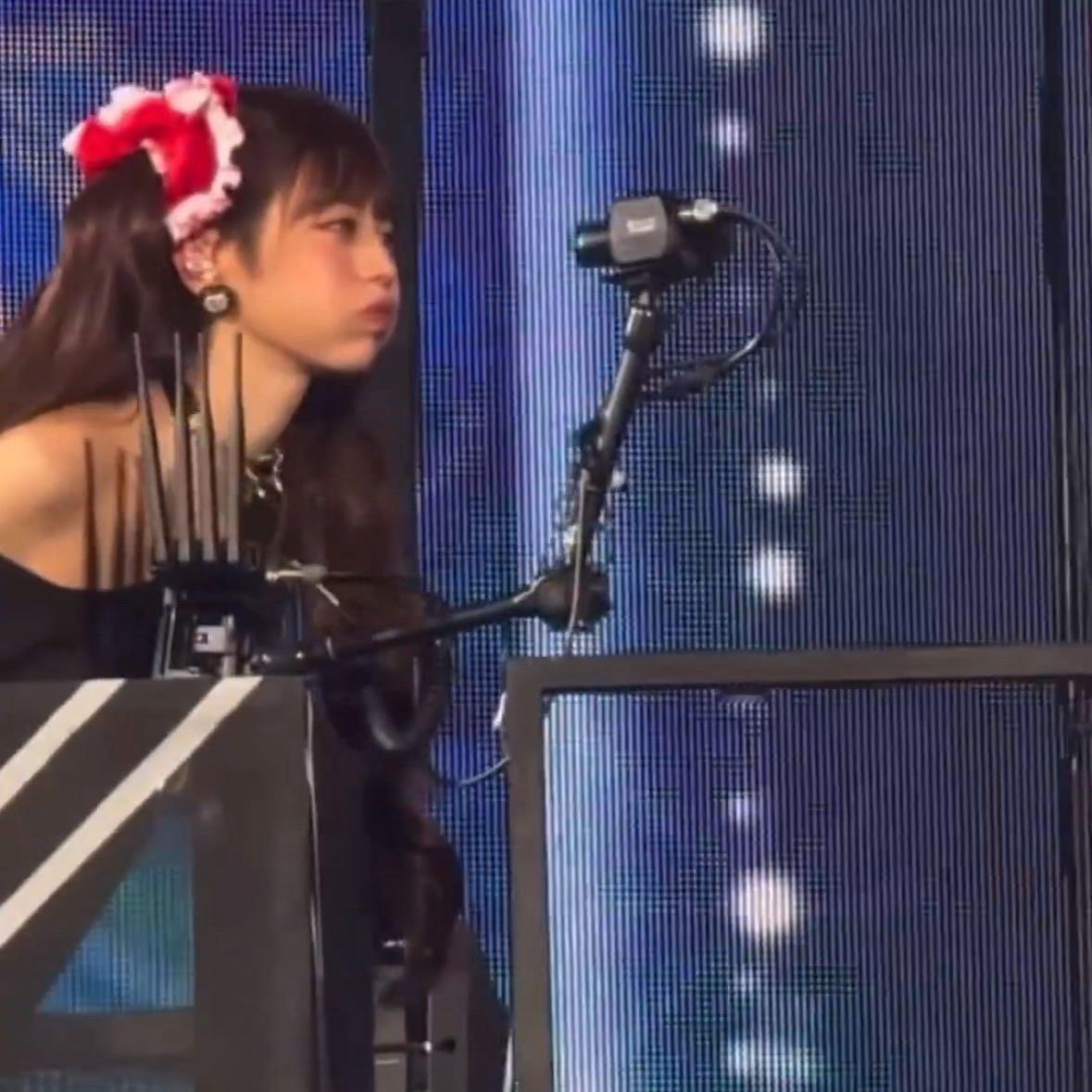 我想变成这个摄像机啊啊啊啊好想亲她一口 