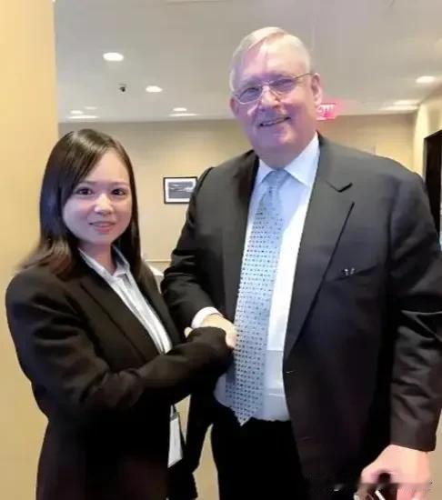 周君红在美国公开发表声明，提出要向国内追索财产，要求归还她祖父与外祖父在旧社会身