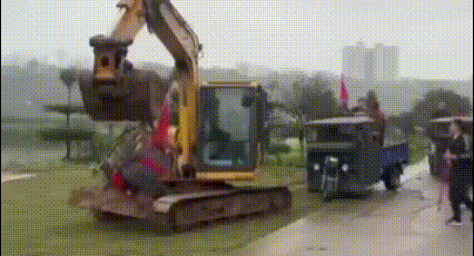 湖南某地婚闹，竟将新娘公公用勾机吊起浸猪笼，一群没心没肺的神经病，低俗无极限了！