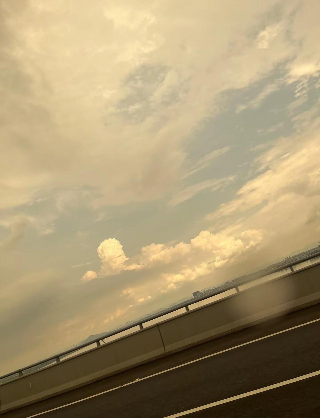 三年后，你结婚，下班回家，看着你不爱的人，烦的吃不下去饭，连床都不愿意上，你会不