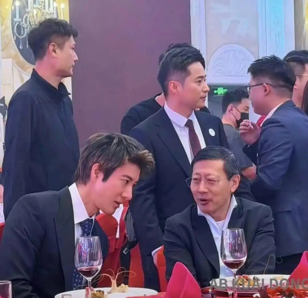 王力宏现身宇树答谢宴坐1号桌

        近日，宇树科技上市答谢宴在上海举
