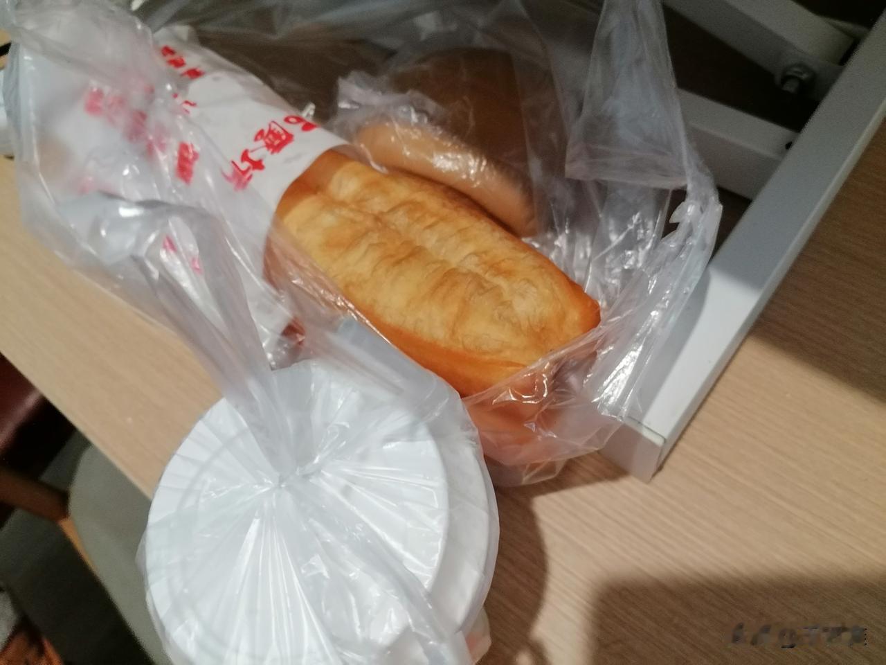 今天早餐我买了两个油条，一杯豆奶，外加一个红糖馒头，一共花了八元。

我看了一下