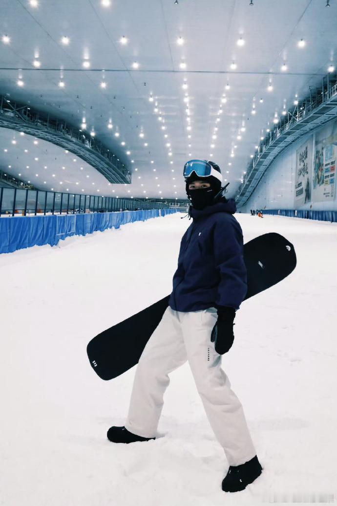 王星越get滑雪新技能王星越心动体验卡 王星越攻克滑雪难题get新技能，心动体验