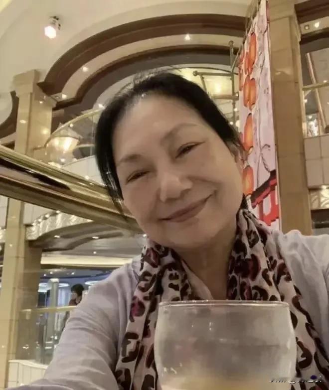 大s都去世这么久了，而她的母亲，如今依然是思念女儿成疾，时常哭泣，经常想女儿想到