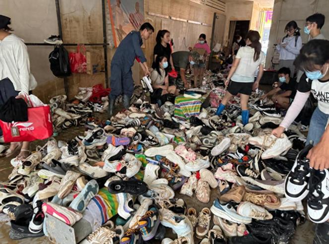 “有良心的老板！”榕江鞋店遭洪水侵袭，损失超过200万，老板含泪100元一双低价