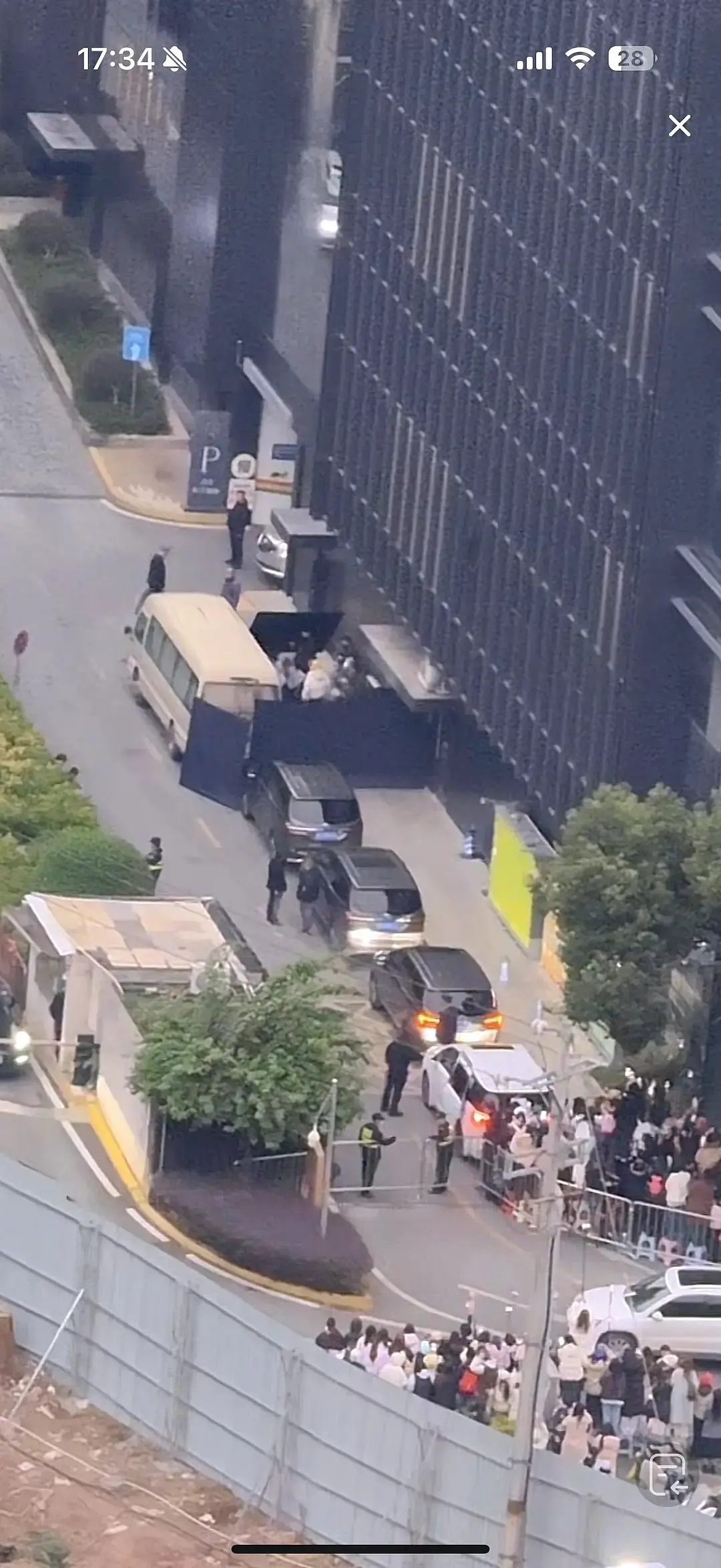 EXO本尊大战TF曾孙 四代上大巴了还要继续。 