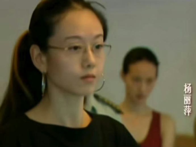 杨丽萍42岁依然这么美身材管理体态骨相美 42岁的她，骨相清冷、皮肉紧致，身姿轻