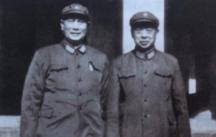 1984年冬，武汉军区副司令张万年（左）看望老首长全兆瑞并合影。两人的缘分始于1