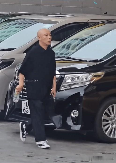 这位男演员都已经61岁了，看他的整体状态还不错，走路都带着风，脸上没有什么皱纹，
