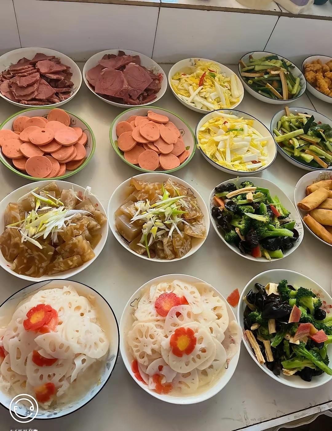 天南地北大拜年春风得意马蹄疾，富贵荣华自可期。诗书润屋，富贵润身，财气与福气共长