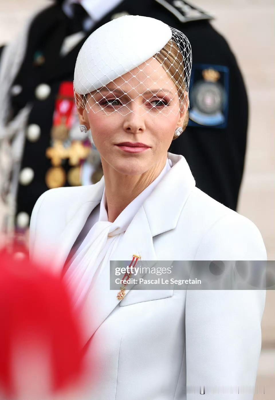 王室成员出席国庆节活动Day1。夏琳王妃白色套装好评，帽子的设计很特别！