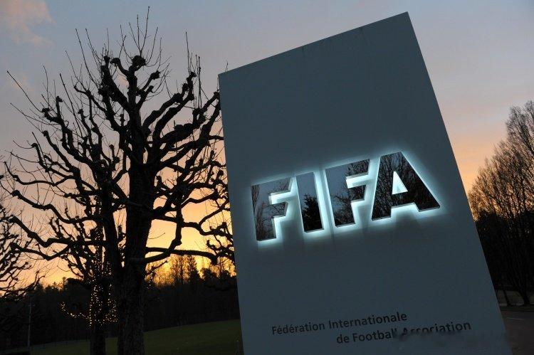 BBC：FIFA正在测试一项新技术，可判定进球发生前足球是否已出界  cr：八哥