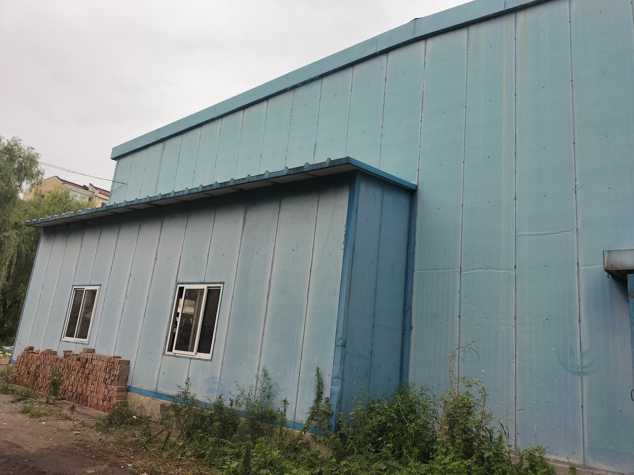 这一间锅炉房，是钢结构的，已经使用了20多年了。现在，使用功能发生改变，需要切除