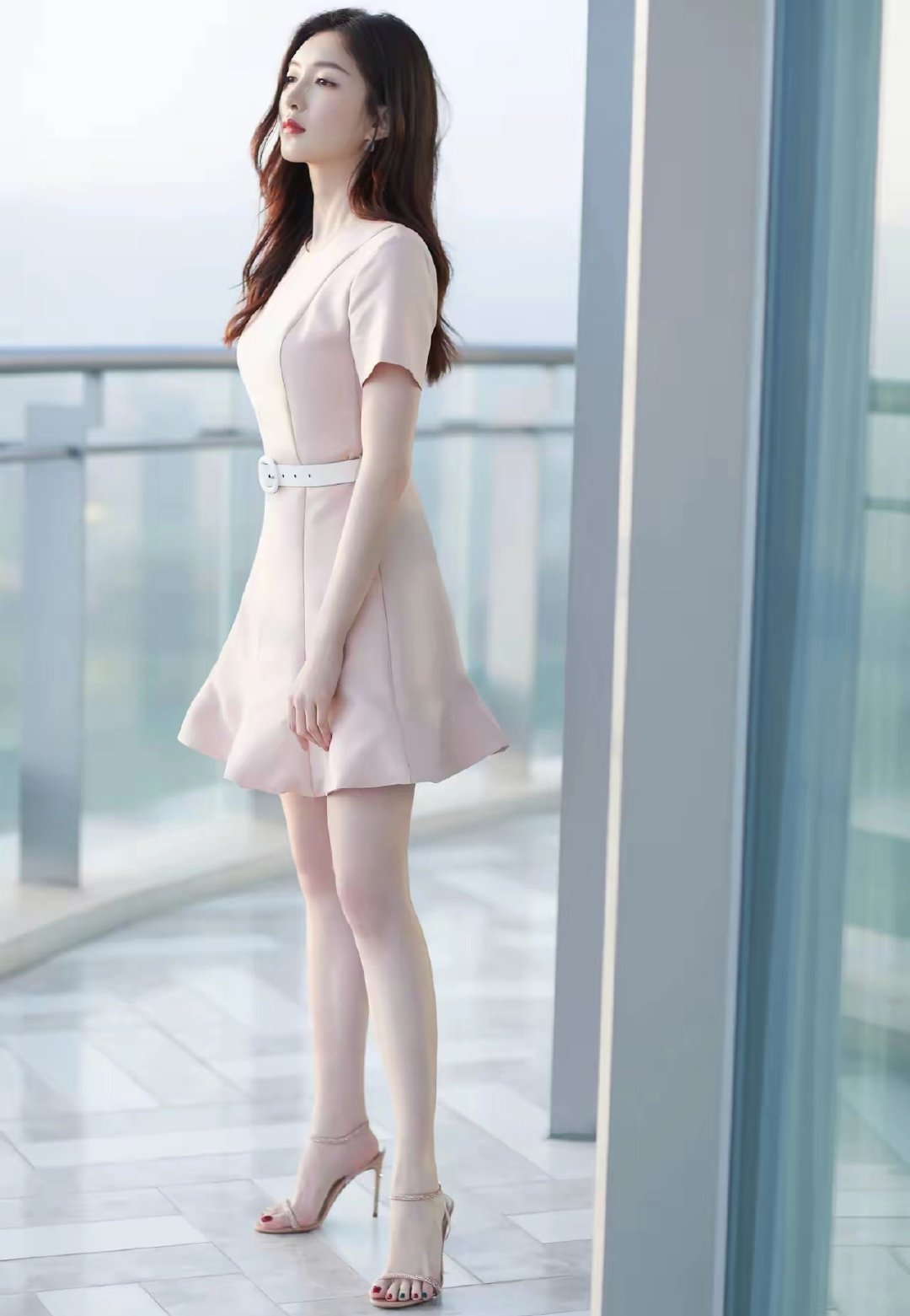 江疏影绝对是娱乐圈唯一一个白到透红的女明星，至今还是个黄花大闺女呢吧！ ​​​