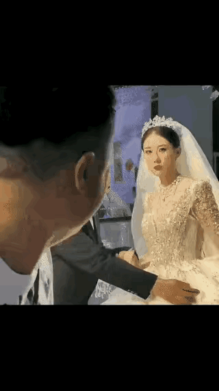 “太过分了” 河南，有一对新人结婚，当新郎新娘牵着手走上婚礼台的时候，有几名宾客
