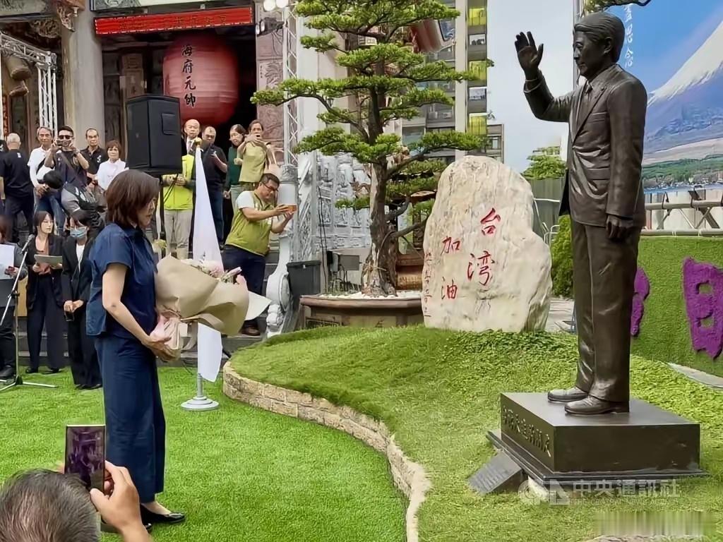 安倍昭惠访问高雄，向其亡夫安倍晋三的雕像献花。 