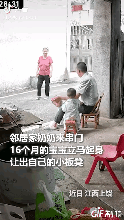 没想到上人民日报了！”江西上饶，一16个月的宝宝，看见前来串门的邻居奶奶缓步走来
