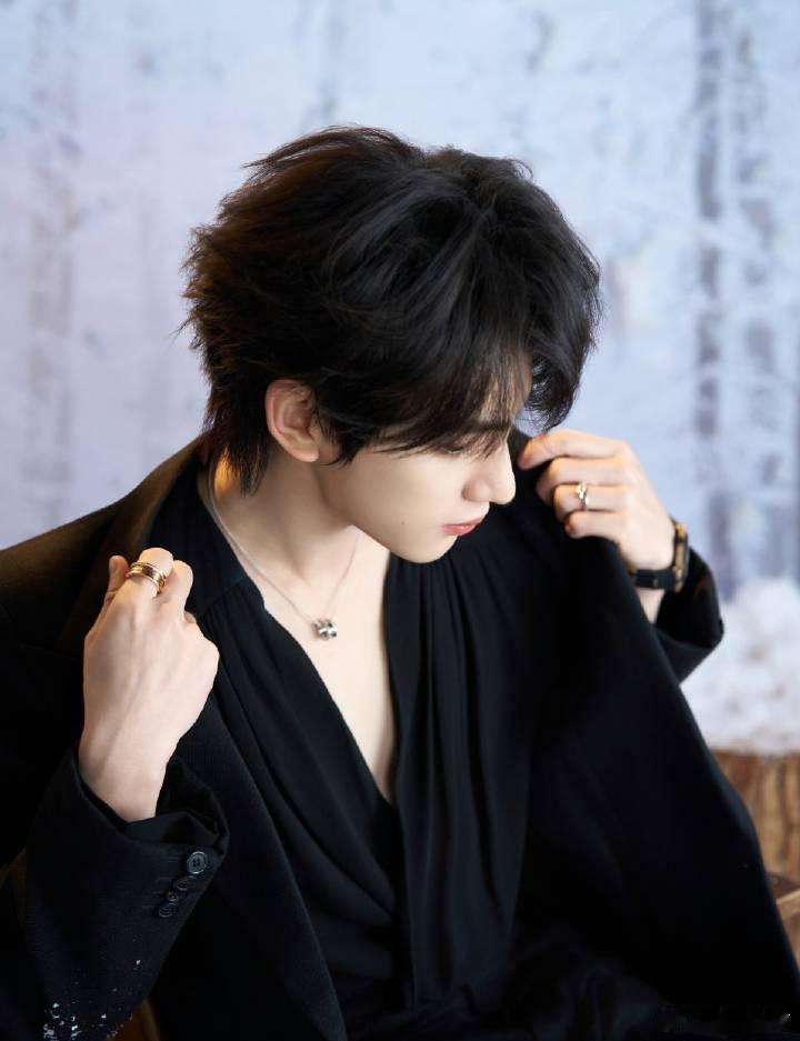 丁程鑫的反向操作太绝了，游戏中把还珠格格喊成单字格，呆站原地反应几秒后才捂嘴懊恼