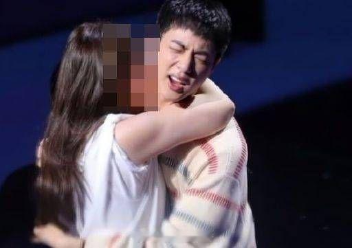 强吻金硕珍女子再提异议 据韩媒，去年检方以强制猥亵不拘留起诉了强吻BTS金硕珍的