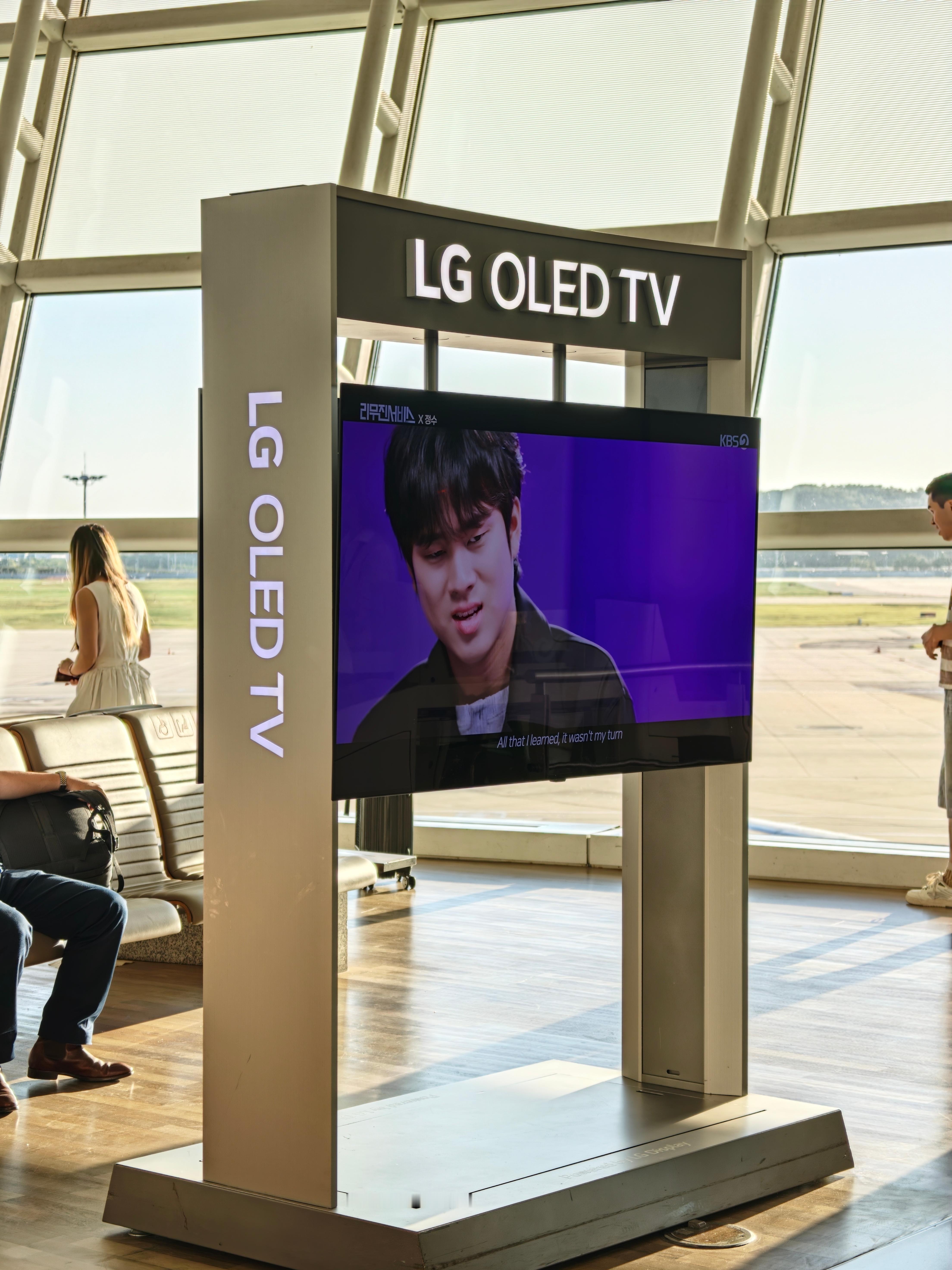 还得是LG老家，登机口直接放 LG OLED电视，豪气  ​​​