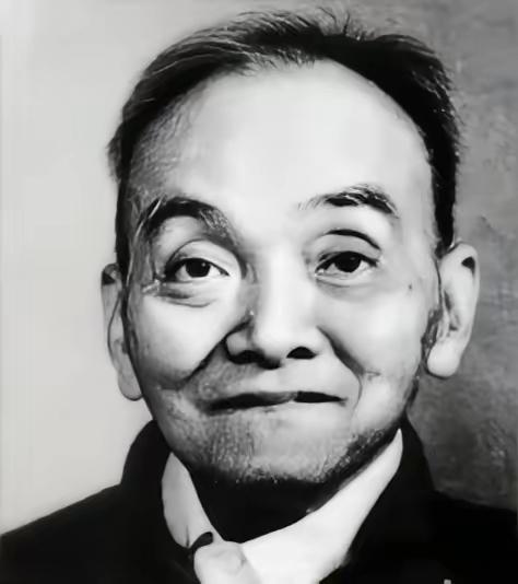 1949年4月，国军少将范纪曼被拉去枪毙，眼瞅着枪口对准了，他突然抬手：“憋不住