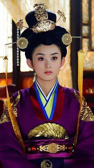 她那眼睛亮得像有星星，笑起来俩梨涡甜甜的，可演起戏来却带着股子狠劲儿。没正经学过