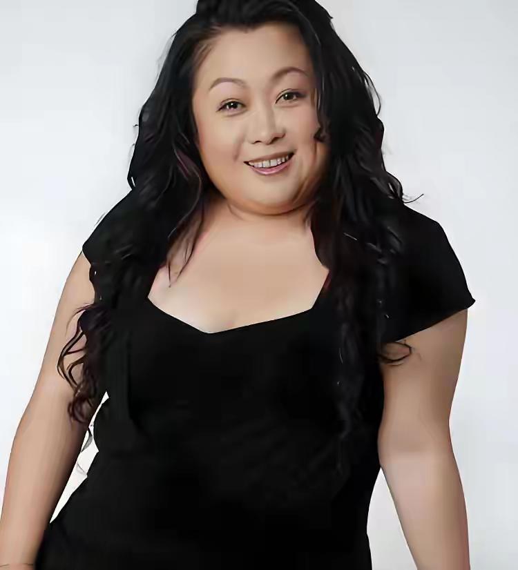 自信的微笑，豹纹外套的时尚穿搭，散发着自信与魅力！