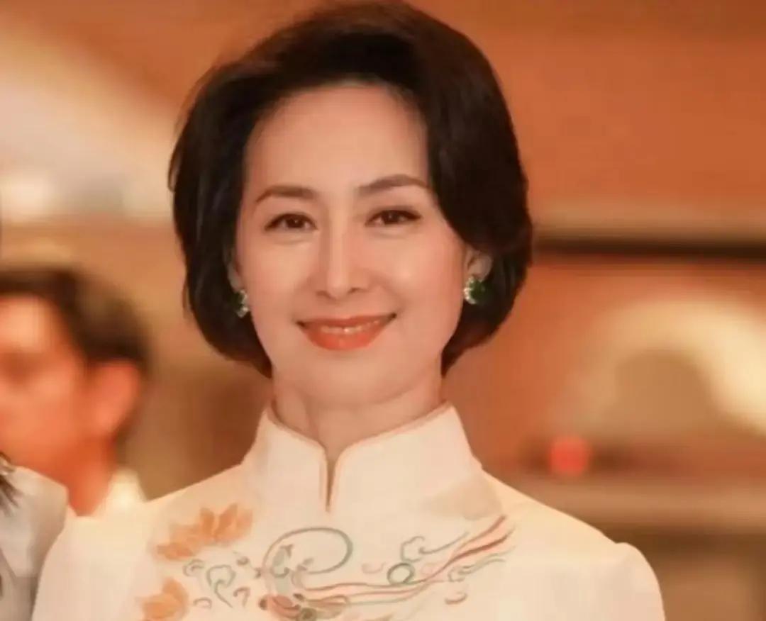 身价40亿的何超琼 被一名女子骚扰整整一年

赌王出身的商界大鳄何超琼，身家足足