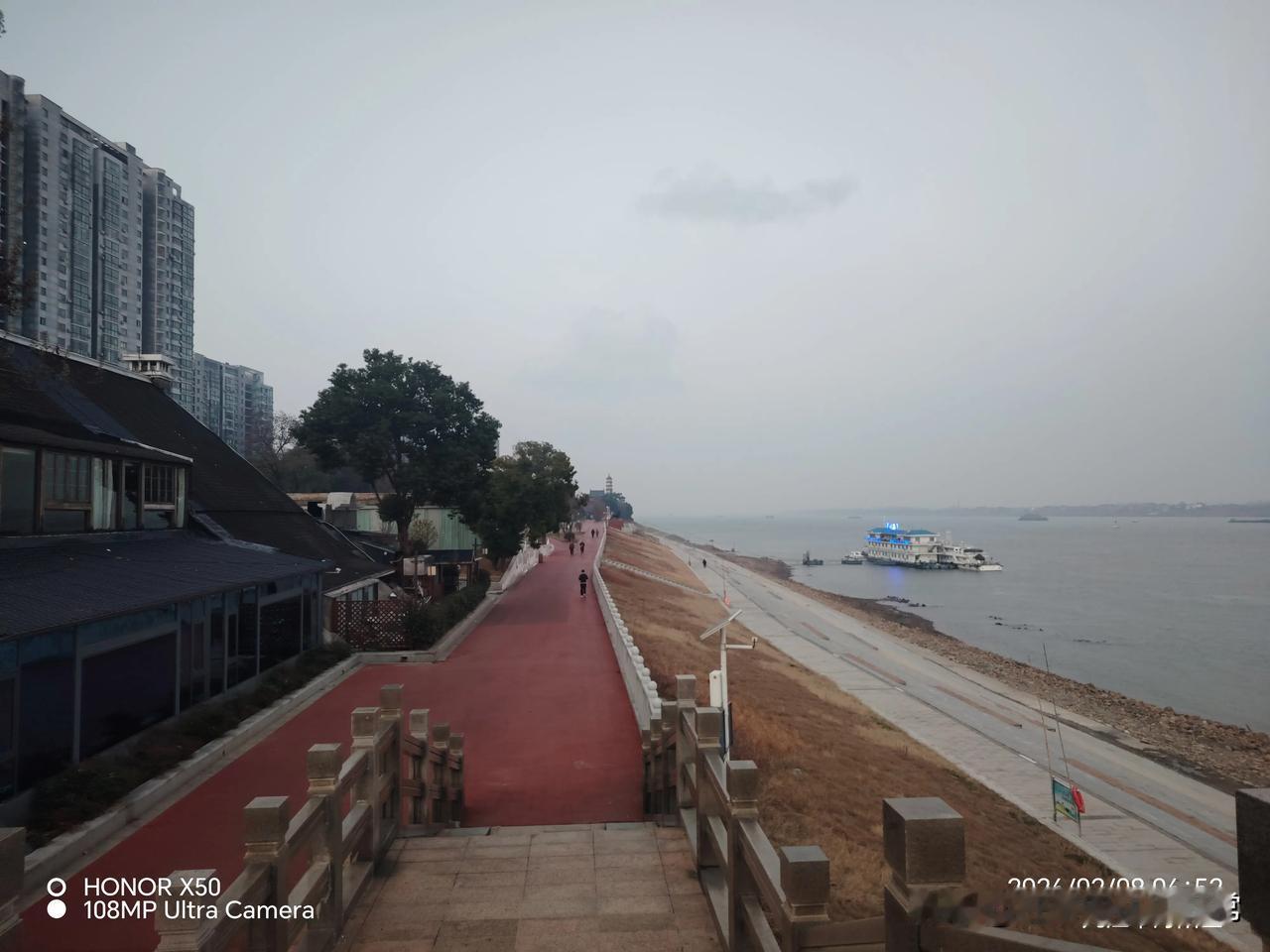 新年生活图鉴2月8日长江岸边晨练打卡