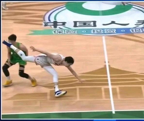 广东97-119不敌辽宁！赛后又传来3个坏消息，杜锋如何破局。胡这个抬脚动作实属