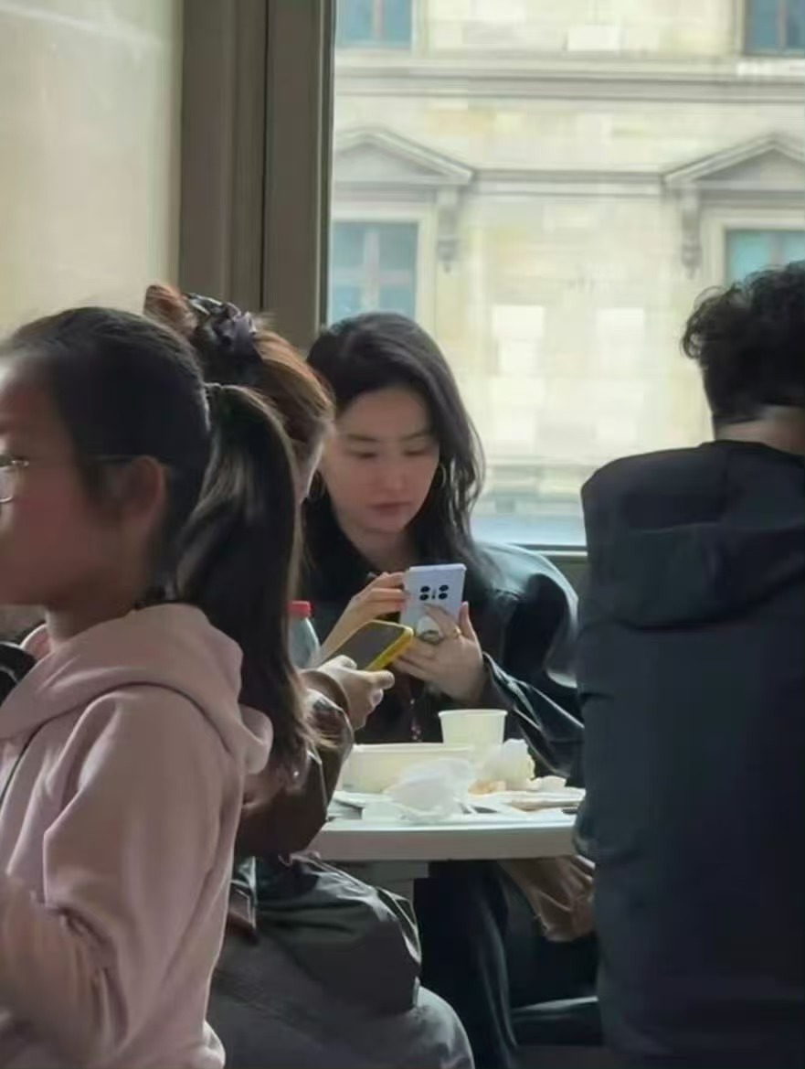 网友在卢浮宫偶遇刘亦菲在卢浮宫偶遇刘亦菲网友在卢浮宫偶遇刘亦菲，天呐，绝啦 