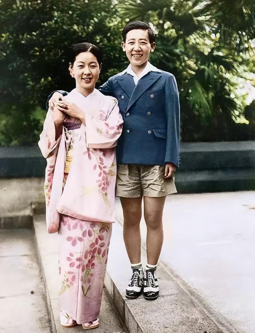 1939年天津合影：川岛芳子与日本女演员同框，一个被枪决，一个活成传奇