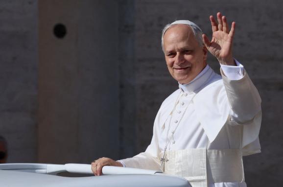 伊朗总统佩泽希齐扬今天发文说：“尊敬的教皇路易十四世，我代表伟大的伊朗民族谴责特