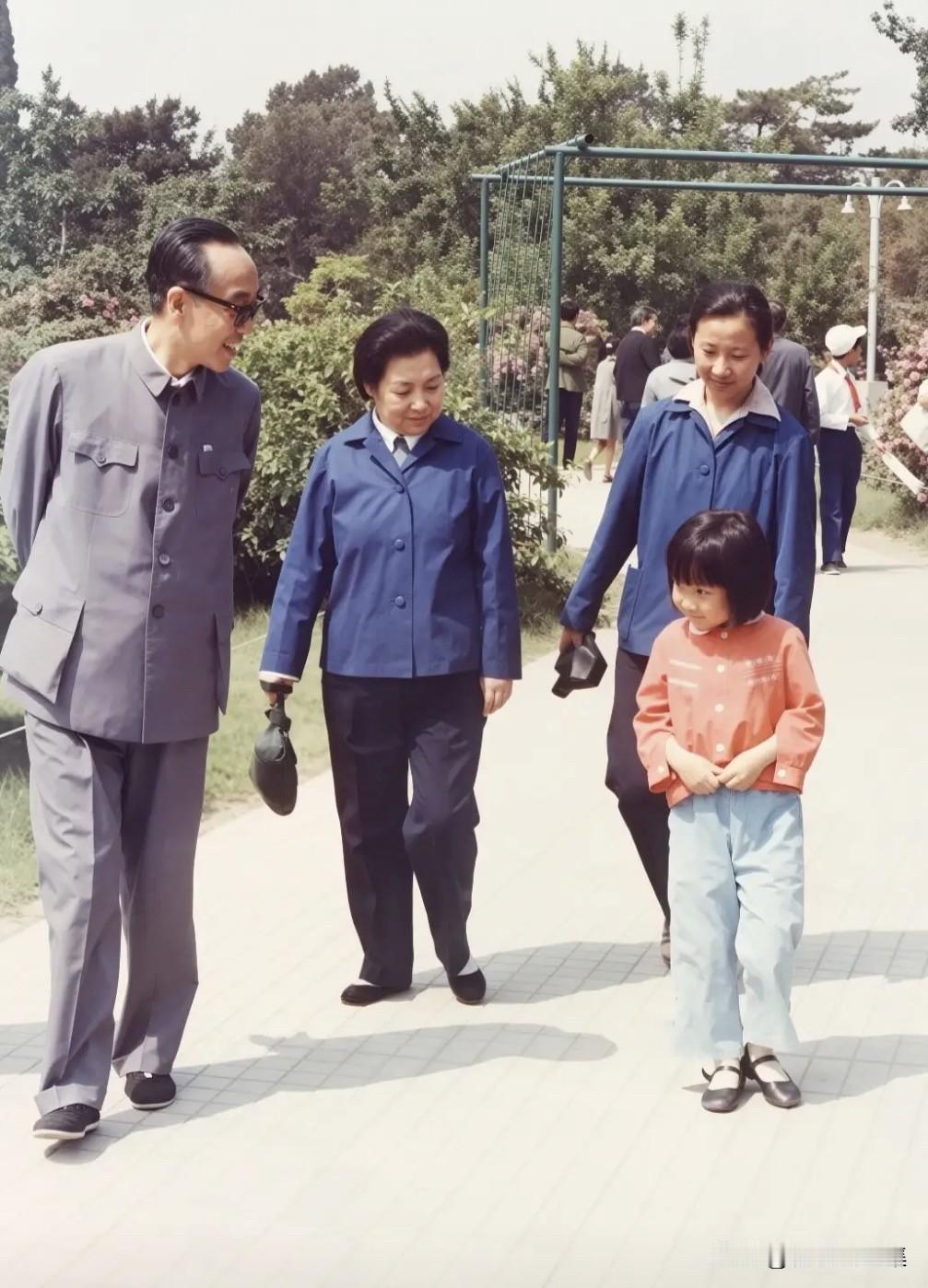 1983年，王小节与爷爷王任重、奶奶肖慧纳、妈妈在北京中山公园游玩时的照片。王小