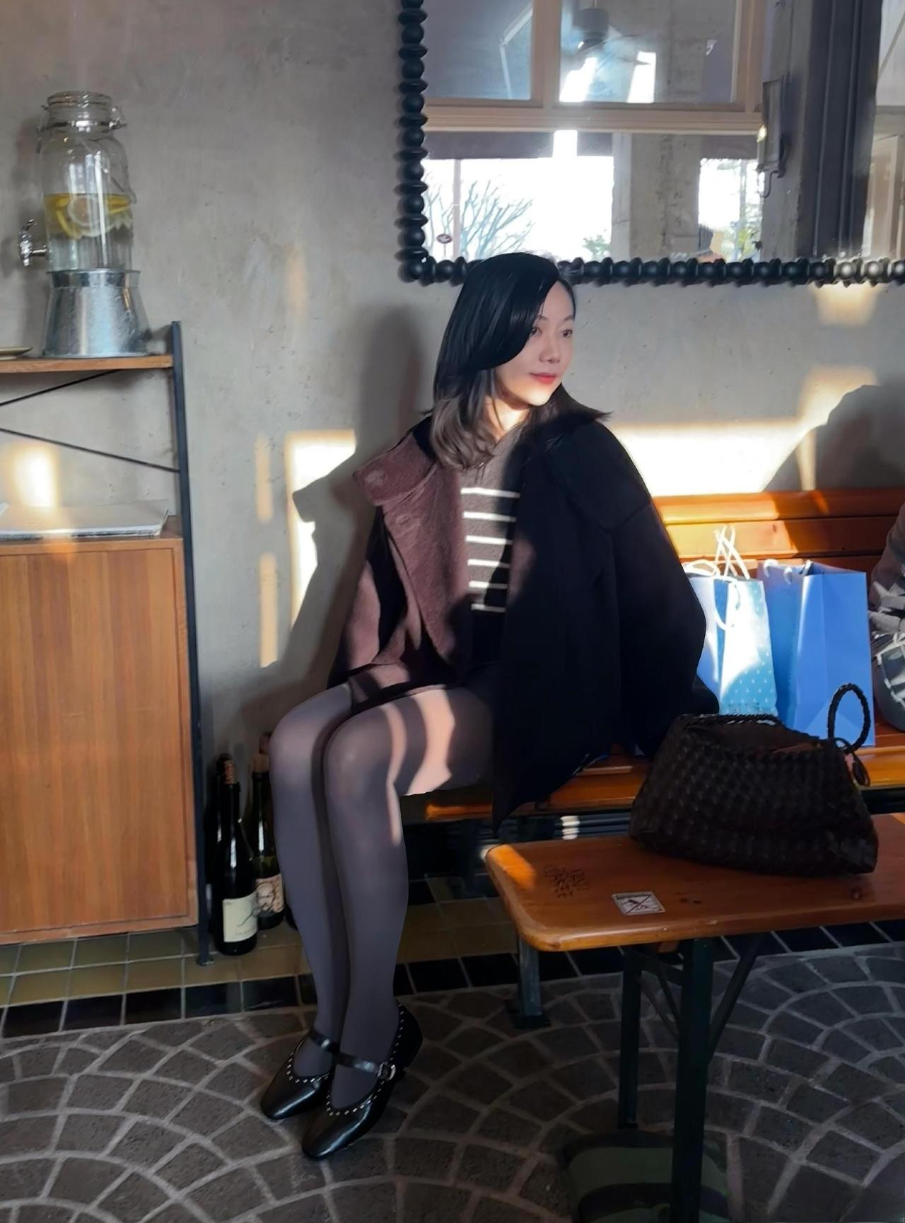 这套穿搭是秋冬咖啡店出街的松弛范本！黑大衣+灰调内搭的同色系组合简约又高级，毛绒