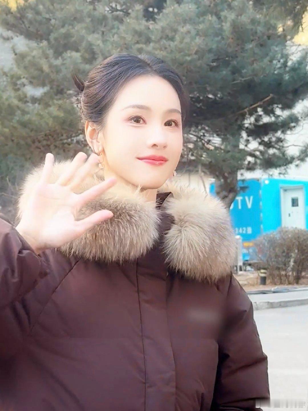 陈都灵 i人收到饭撒懵圈但呆萌被陈都灵盛典饭撒可爱晕！裹厚羽绒服似小熊，懵懵挥手