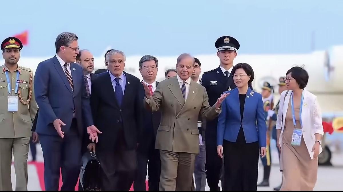 印度总理莫迪和巴基斯坦总理夏巴兹都已经抵达中国天津。

印度总理和巴基斯坦总理同