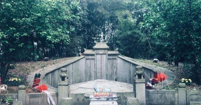 1977年，左宗棠陵墓被炸开，遗骨散落满地，王震将军得知后大怒。1977年，左宗