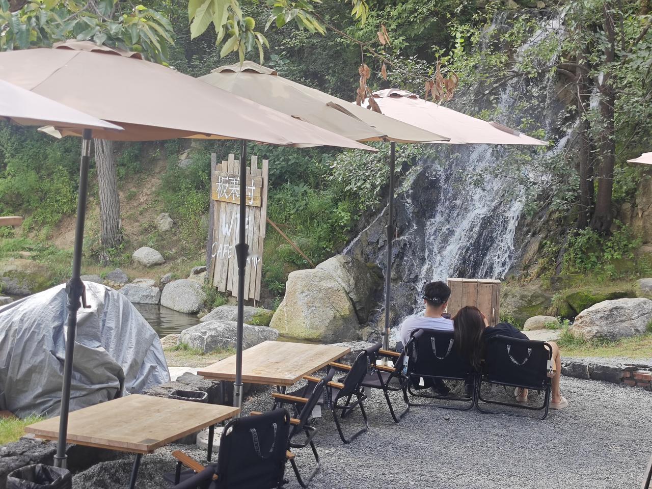细细品味，无论是房山周口店的飞向天空咖啡，还是栗香漫谷咖啡，之所以成为网红，卖的