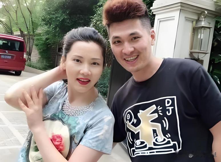 终于明白何赛飞为啥敢让儿子跟自己姓，
不是她太强势，
而是她早就活明白了——婚姻